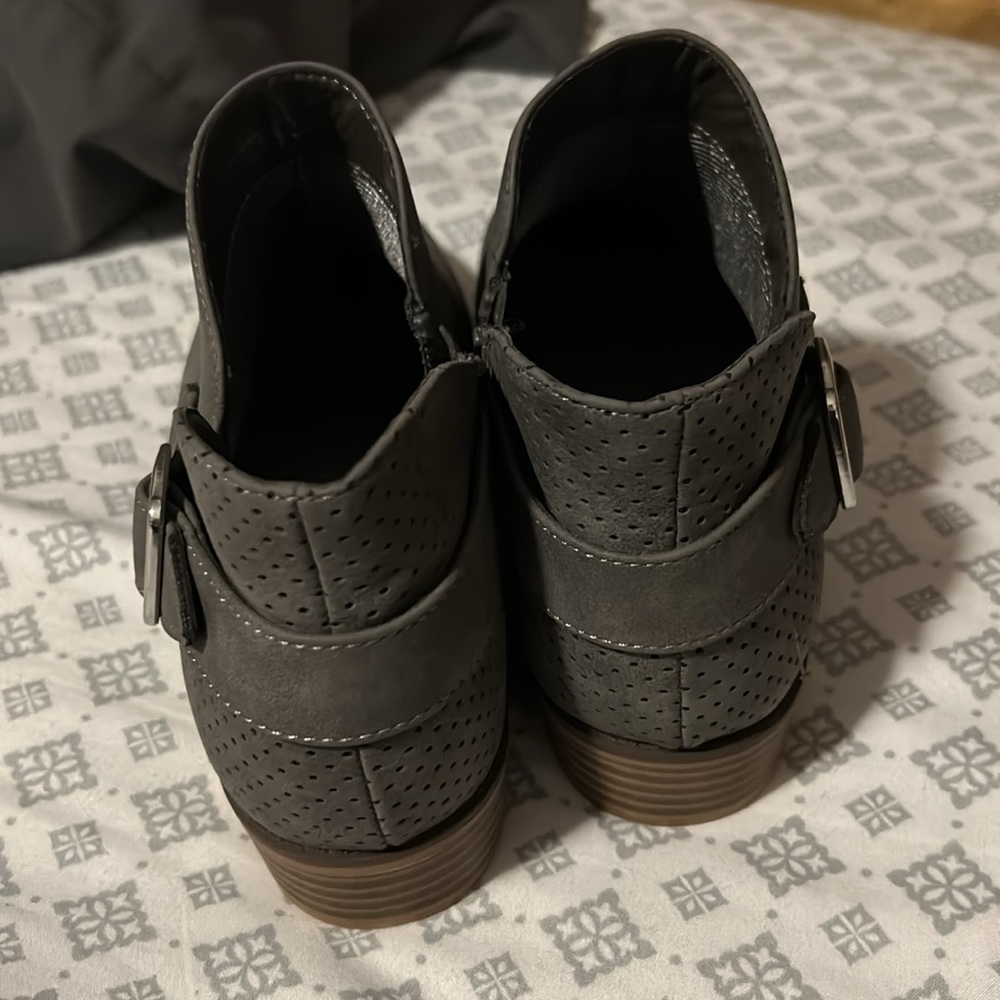 Children’s Place Gray Nubuck Booties - 5 New - Picture 2 of 4